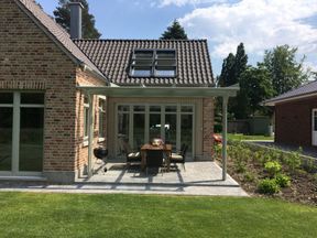 Terrassenüberdachung mit vorgehängte Rinne