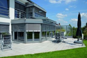 Wintergarten mit Raffstoreanlage