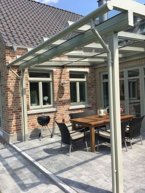 Terrassenüberdachung mit vorgehängte Rinne